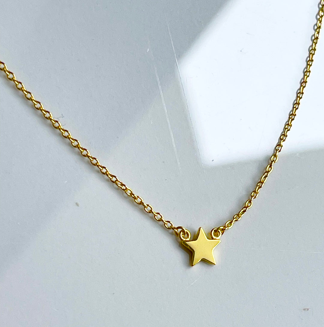 SMP006 Small Star Pendant Yellow Gold